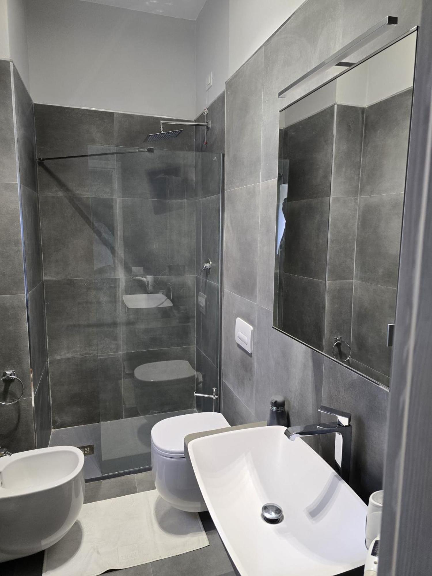 La Villa Apartments Tinaia - Excellent For Sardegna & Corsica - 6-8 Beds - Private Parking Included With Camera Ліворно Екстер'єр фото